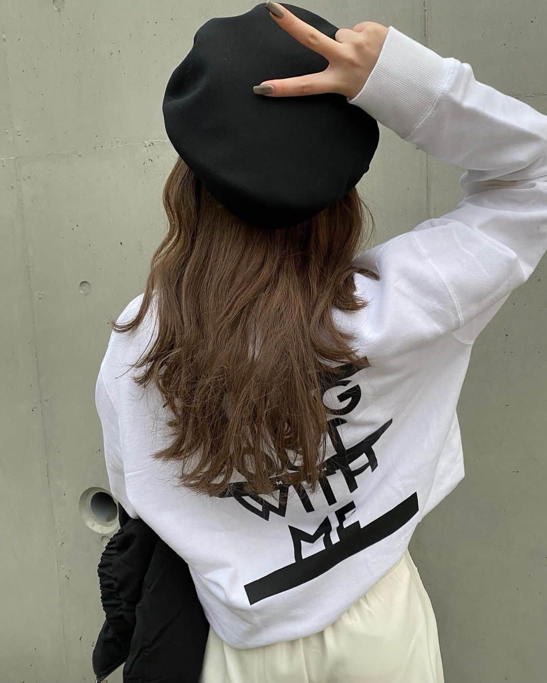 おもてちゃんのインスタグラム：「. 私服黒ばっかりだけどm_mignonのトレーナーは白もかわいいなの🤍ラーメン食べに行っただけの帰り道に撮ったから髪ボサボサ🤍」