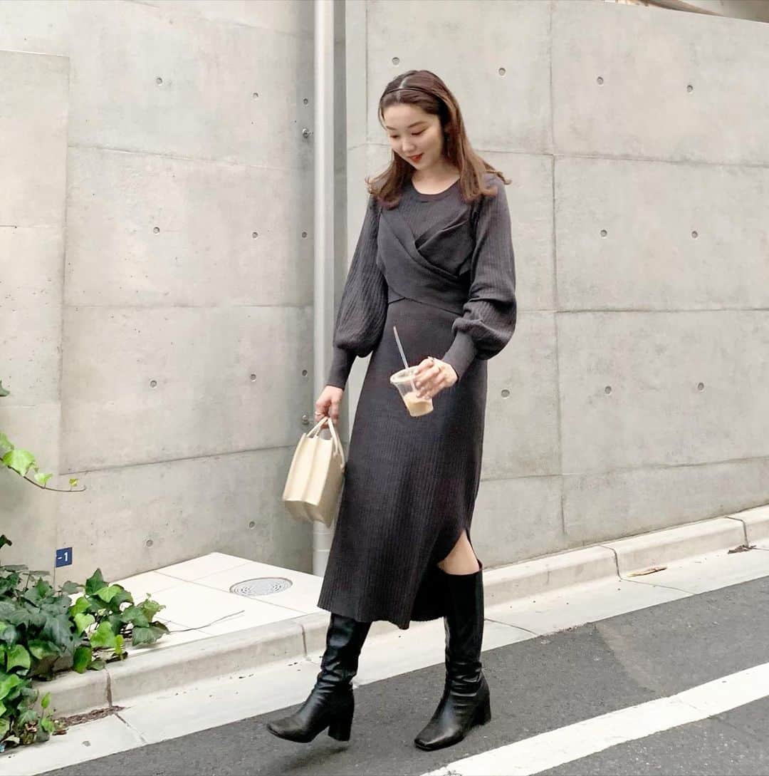 mina hinokuchiのインスタグラム：「. 1枚目でサラッと着れるニットワンピは アウター重ねたバランスも取りやすくて今からの時期とっても重宝✨ . 胸元のリボンは、後ろで結んでも 3枚目みたいに前に持ってきても可愛い〜♡ すっきり着痩せするのも嬉しい、、！ . . #whoswhochico #salonbychico #フーズフーチコ　#ニットワンピース #もうすぐ予約スタート✨」