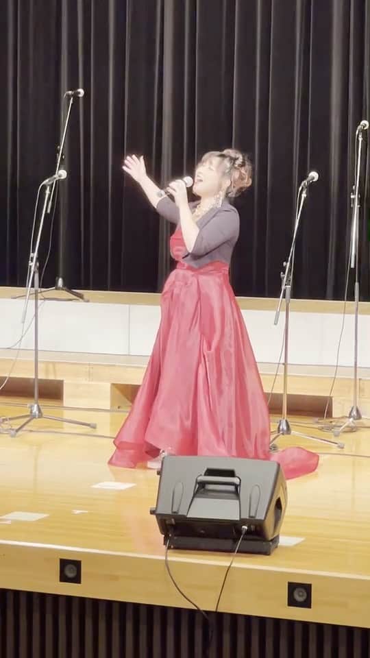 有坂美香のインスタグラム：「Mika Arisaka sings solo for TheSunshowers' 10th Anniversary 少々荒っぽい所もありますが、リクエストにお応えしてNever Enoughを久々大きなステージで歌わせて頂きました！ Piano : 松下福寿 Percussion: 山口風詩 @fuji_yamaguchi」