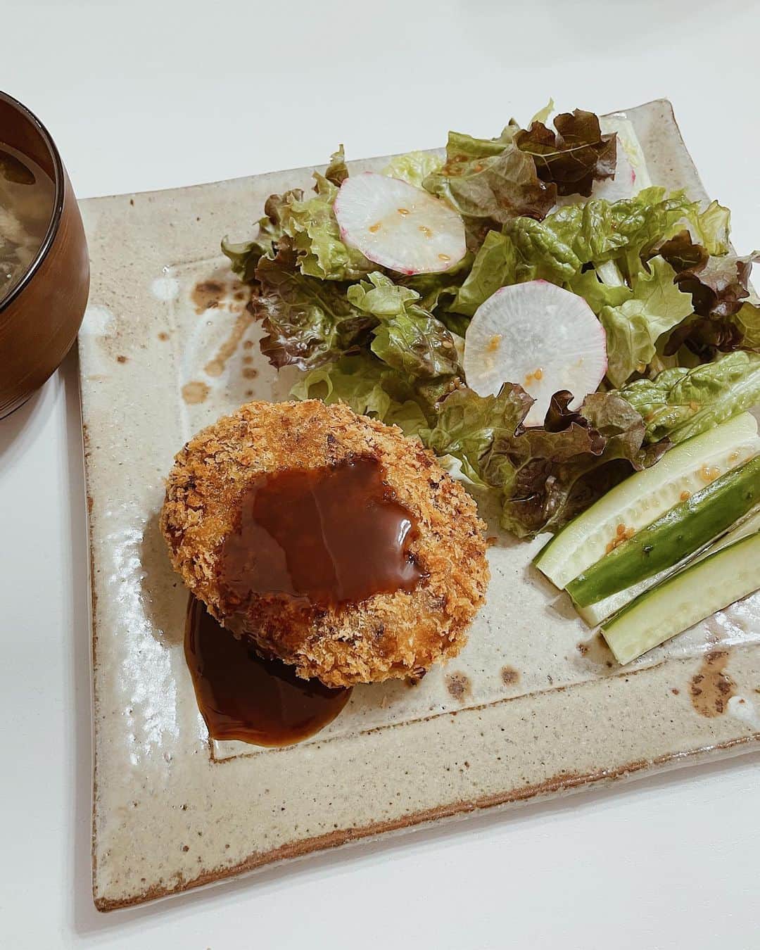 浪花ほのかのインスタグラム：「#バビキッチン   初めてコロッケ作りました♡ じゃがいも大3つ 牛バラ肉 150ｇ 玉ねぎ 4分の1 長ネギ 半分  牛バラ肉と玉ねぎと長ネギを炒めて 色が変わってきたら  しょうゆ大さじ3 料理酒 大さじ1 みりん小さじ1 砂糖 小さじ2 塩コショウ少々  を入れて少し煮込みます|ω･`) その間にじゃがいもは ボールにサランラップをして レンシレンジで約7分！！ 爪楊枝かなにかで柔らかいか 確かめてください！！♡  レンシレンジから上がったら、 じゃがいもをしっかり潰して 暖かいうちに  バター20ｇ 練乳or生クリーム大さじ1  を入れてしっかり混ぜたら さっきに混んだお肉達を ぶち込みます！！ また混ぜ混ぜしたら下地は完成！！  小麦粉  卵 パン粉 の順番でまぶして あとは揚げるだけです|ω･`) 美味しかったよ〜〜〜」