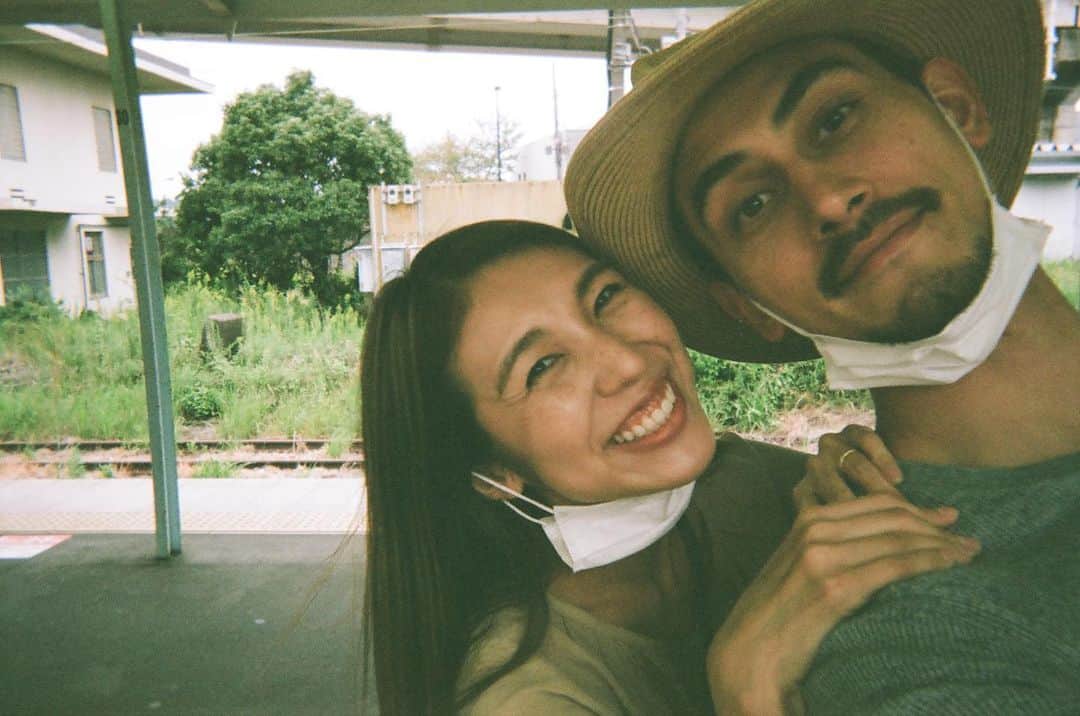 磯部映見のインスタグラム：「親愛なる @nextweekend さんから素敵な取材をして頂きました。  テーマはなんと私たち夫婦について。  "個人の幸せとひとさじのユーモアが、夫婦の毎日を彩る。「花とんぼ」の愛しいルール。"  そんな素敵なタイトルをつけて頂き、頬が緩みますが  夫婦で仕事をするって、仲良しだけじゃやっていけなくて、気持ち的にも時間的にも課題だらけ。  でも結果が出るとガッツポーズもお疲れ様も2倍になるのが面白い。  そんなお話をしています。  丁寧な取材と言葉を汲み取ってくれたNext Weekendさん、ライターの　@naotadachi  さんに感謝を込めて♡  ストーリーのリンクから飛べます。ぜひ。  What it's like to work with husband?? (In year of 2020)  Our business and partnership is definitely still a work in progress.  Sometimes  this extra level of partnership creates an additional tensions into our relatioship but most of the time it enhances our relationship.  When your business partner is also your  husband, photoshoot and interview can be considered as dating. 🧡  Thank you @nextweekend for the lovely article about our life :) #ふたりのこと #nextweekend  #夫婦で仕事　#husbandandwife #夫婦」