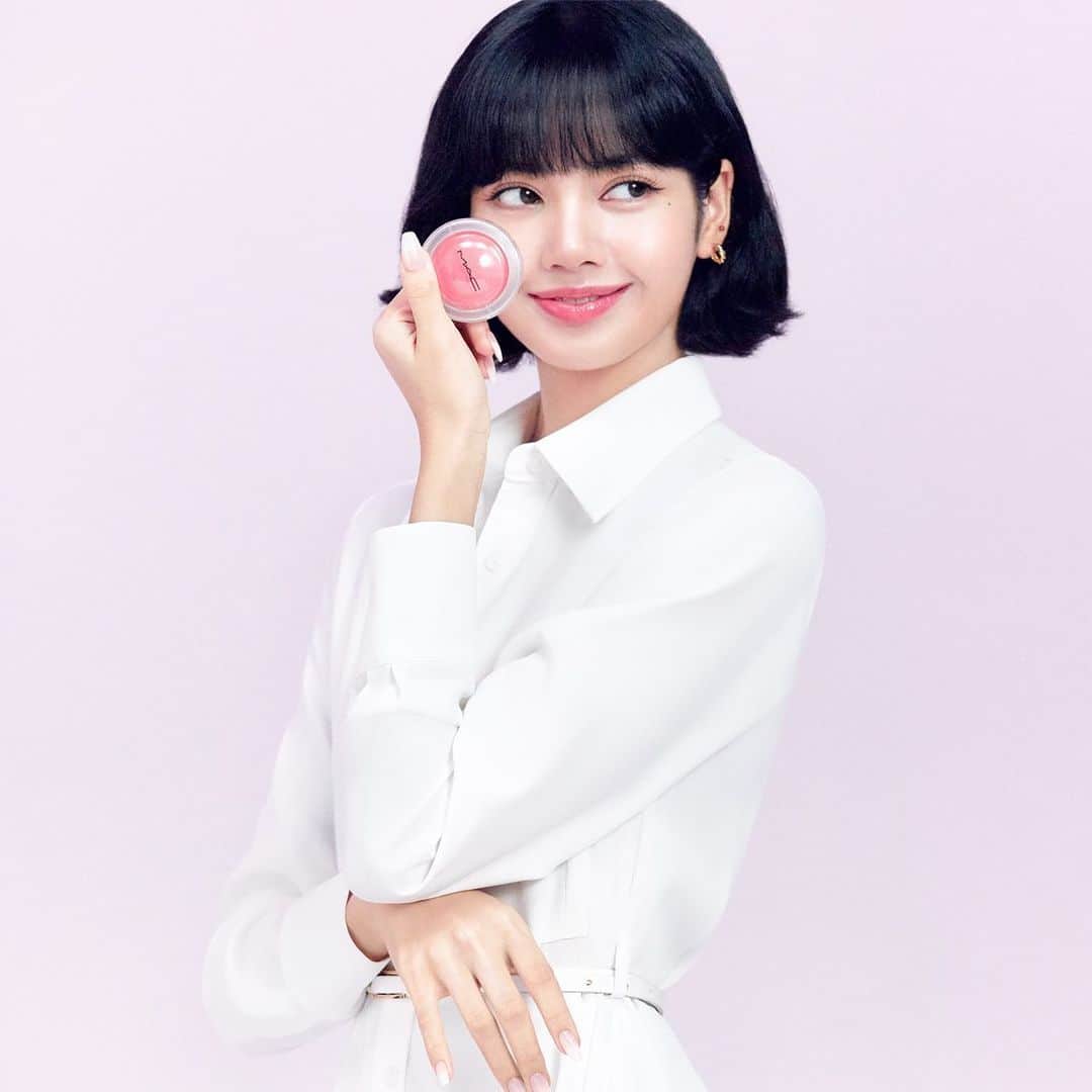 M∙A∙C Cosmetics Japanのインスタグラム：「【#MACLOVESLISA 限定プレゼント第一弾実施中！】 公式オンラインショップ、M·A·C全店*にて、対象製品を1点以上お買いあげで、「LISAビジュアルカード**」3種のうち、いずれか1種をプレゼント💖 ㅤ *M·A·C直営店、百貨店店舗限定 ※公式オンラインでご購入の際は、キャンペーンコード入力欄に「MACLISA」を入力してください。  ㅤ ＜**LISAビジュアルカードについてご注意＞ ・数量限定のため、なくなり次第終了です。 ・３種のうちいずれか１種をプレゼントいたします。種類はお選びいただけません。 ・お1人様1会計につき1枚までまで (2製品以上購入でも1会計1枚のお渡しとなります。) ・お買い物の際は、ショッピングカートにプレゼント製品が表示されているかをご確認ください。ショッピングカートに表示されない場合は、在庫切れとなります。 ㅤㅤ 【対象製品】 ＊LIPS ★【公式オンライン限定】ショーストッパー パウダー キス リップスティック X 5 キット ★ラン ザ ショー キット: モカ ☑︎M·A·C プレップ プライム リップ ☑︎パウダー キス リップスティック / マル イット オーバー、デボーテッド トゥ チリ ☑︎パウダー キス リキッド リップカラー / メイク ラブ トゥ ザ カメラ、マル イット オーバー ☑︎グロー プレイ リップ バーム*   ＊EYES ★ロケット トゥ フェイム アイ シャドウ X 12 パレット ☑︎ダズルシャドウ リキッド / パンサータイズド、ダイヤモンド クランブルズ、ノット アフレイド トゥ スパークル、ラブ ユア セルフ ☑︎スモールアイシャドウ / エスプレッソ、ダーク ルーム、コルク ☑︎エクステンディッド プレイ ギガブラック ラッシュ ☑︎ブラシストローク ライナー: ブラシ ブラック   ＊BLUSH ☑︎グロー プレイ ブラッシュ* ☑︎パウダー ブラッシュ / メルバ   ＊FACE ☑︎スタジオ フィックス フルイッド SPF 15* ☑︎エクストラ ディメンション スキンフィニッシュ: ショー ゴールド、ダブル グリーム ☑︎M·A·C プレップ プライム フィックス+ / オリジナル ☑︎M·A·C プレップ プライム トランスペアレント フィニッシング パウダー ★ファイヤーリット キット: シャンパン   ＊OTHERS ★【伊勢丹 新宿本店／阪急うめだ本店限定】ブーム ブーム ワオ コンプリート アドベント カレンダー   ★ホリデー限定製品 **スタジオ フィックス フルイッド SPF 15、グロー プレイ ブラッシュ、グロー プレイ バームのみ、全色対象です。 ㅤ #MACGlowPlay #MACグロープレイ #MACGlowPlayLipBalm #MACグロープレイリップバーム」