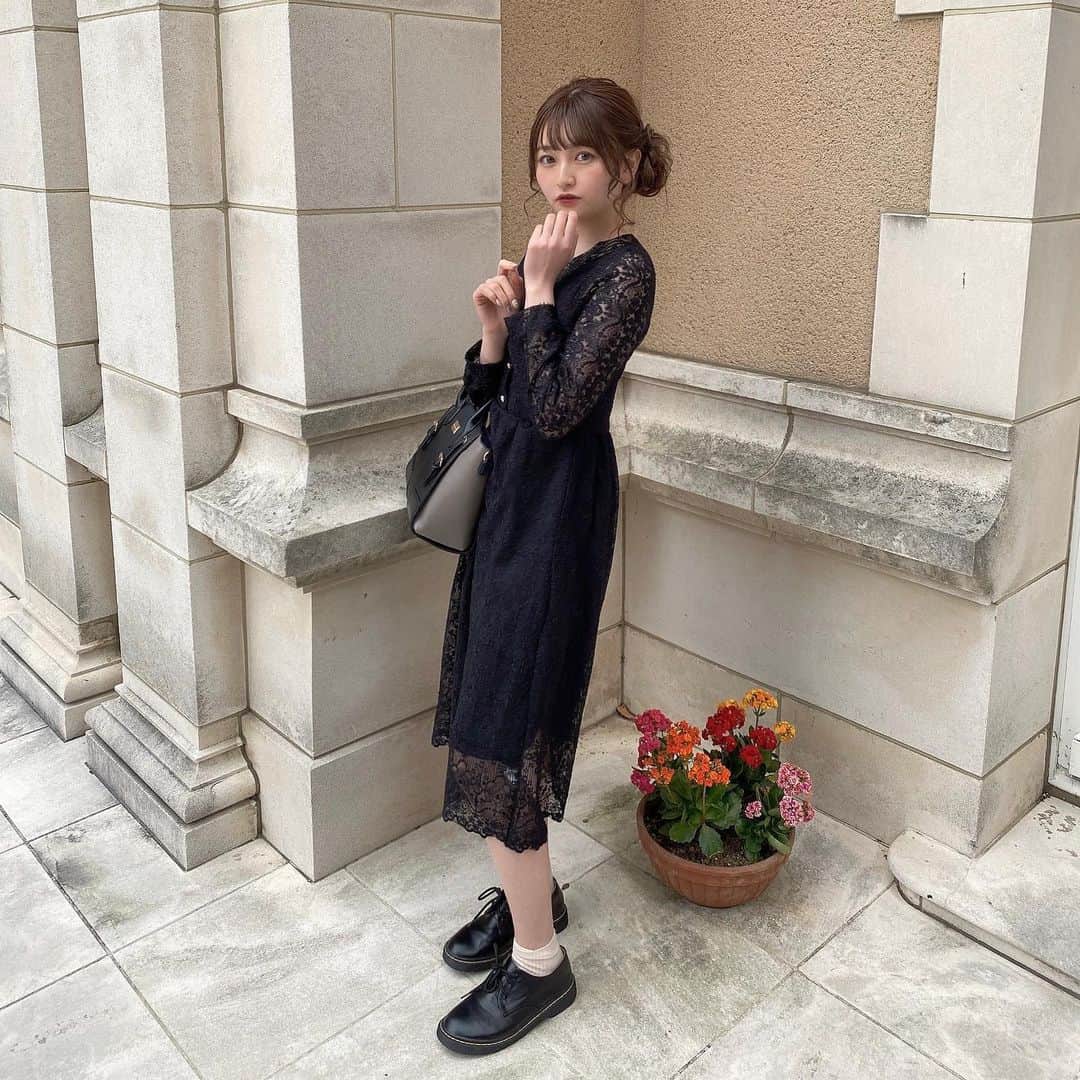 のインスタグラム：「友達と美味しいご飯食べてカラオケ行ってすごく幸せな日ー！！🧏🏻‍♀️」