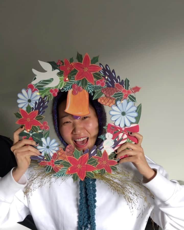 チャン・ユンジュのインスタグラム：「잠시 울다 웃다 가실게요. 😂🤣😆😅🎄🎁❤️ 이제 한달 남았네요. 크리스마스를 준비하며 따뜻함을 전합니다. With @nanankang  #만나면우린왜이러는걸까 #기쁨도슬픔도함께하는친구」