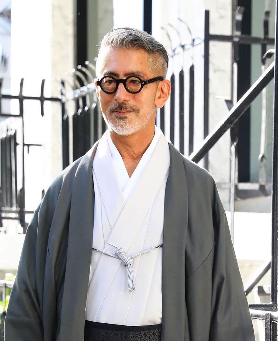 GLOBE SPECS_officialさんのインスタグラム写真 - (GLOBE SPECS_officialInstagram)「こんにちは、岡田です。 京都店がオープンして京都に出向くことが多くなると京都で和装をしている人達をよく見掛け「凜として良い雰囲気だなぁ」と思うことが多くなりました。ちょっとラッキーな機会を戴き、初めて和装をしてみることになりました。神宮前にある「THE YARD」は “白シャツのように着る新しい日常をつくるきもの”をテーマとされていますが、「THE YARD」の企画「はじめての、きもの」に出演させていただき、初めての和装撮影を行いました。その様子をフイナムのブログにアップしましたので見てみて下さい。  @globespecs_official @theyard_jingumae @houyhnhnm_official  #kyoto #globespecs #opticalshop #fashion #gernotlindner  #eyewear #kyoto #ahlem #robertmarc  #lunor #lescalunetier  #anneetvalentin  #laloop  #thespectacle  #oldjoe  #scye  #shinpuhkan #メガネ #オシャレメガネ #グローブスペックス #tetsuyaokada #せかほし #世界はほしいモノにあふれてる #岡田哲哉 #O.J. GLOBE SPECS OPTICAL Co.」11月24日 21時15分 - globespecs_official