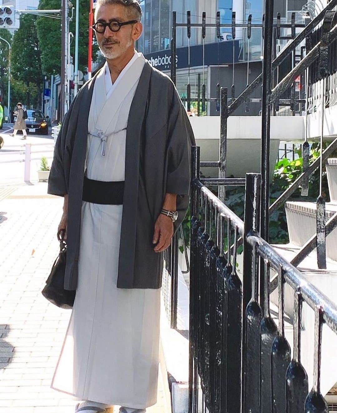 GLOBE SPECS_officialさんのインスタグラム写真 - (GLOBE SPECS_officialInstagram)「こんにちは、岡田です。 京都店がオープンして京都に出向くことが多くなると京都で和装をしている人達をよく見掛け「凜として良い雰囲気だなぁ」と思うことが多くなりました。ちょっとラッキーな機会を戴き、初めて和装をしてみることになりました。神宮前にある「THE YARD」は “白シャツのように着る新しい日常をつくるきもの”をテーマとされていますが、「THE YARD」の企画「はじめての、きもの」に出演させていただき、初めての和装撮影を行いました。その様子をフイナムのブログにアップしましたので見てみて下さい。  @globespecs_official @theyard_jingumae @houyhnhnm_official  #kyoto #globespecs #opticalshop #fashion #gernotlindner  #eyewear #kyoto #ahlem #robertmarc  #lunor #lescalunetier  #anneetvalentin  #laloop  #thespectacle  #oldjoe  #scye  #shinpuhkan #メガネ #オシャレメガネ #グローブスペックス #tetsuyaokada #せかほし #世界はほしいモノにあふれてる #岡田哲哉 #O.J. GLOBE SPECS OPTICAL Co.」11月24日 21時15分 - globespecs_official