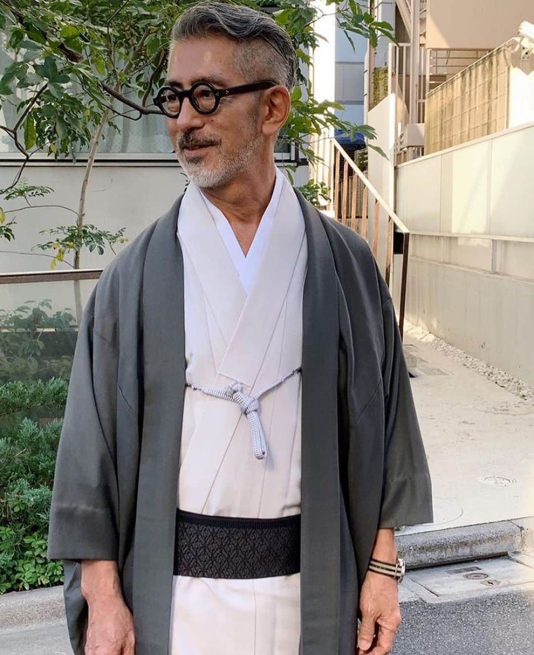 GLOBE SPECS_officialさんのインスタグラム写真 - (GLOBE SPECS_officialInstagram)「こんにちは、岡田です。 京都店がオープンして京都に出向くことが多くなると京都で和装をしている人達をよく見掛け「凜として良い雰囲気だなぁ」と思うことが多くなりました。ちょっとラッキーな機会を戴き、初めて和装をしてみることになりました。神宮前にある「THE YARD」は “白シャツのように着る新しい日常をつくるきもの”をテーマとされていますが、「THE YARD」の企画「はじめての、きもの」に出演させていただき、初めての和装撮影を行いました。その様子をフイナムのブログにアップしましたので見てみて下さい。  @globespecs_official @theyard_jingumae @houyhnhnm_official  #kyoto #globespecs #opticalshop #fashion #gernotlindner  #eyewear #kyoto #ahlem #robertmarc  #lunor #lescalunetier  #anneetvalentin  #laloop  #thespectacle  #oldjoe  #scye  #shinpuhkan #メガネ #オシャレメガネ #グローブスペックス #tetsuyaokada #せかほし #世界はほしいモノにあふれてる #岡田哲哉 #O.J. GLOBE SPECS OPTICAL Co.」11月24日 21時15分 - globespecs_official