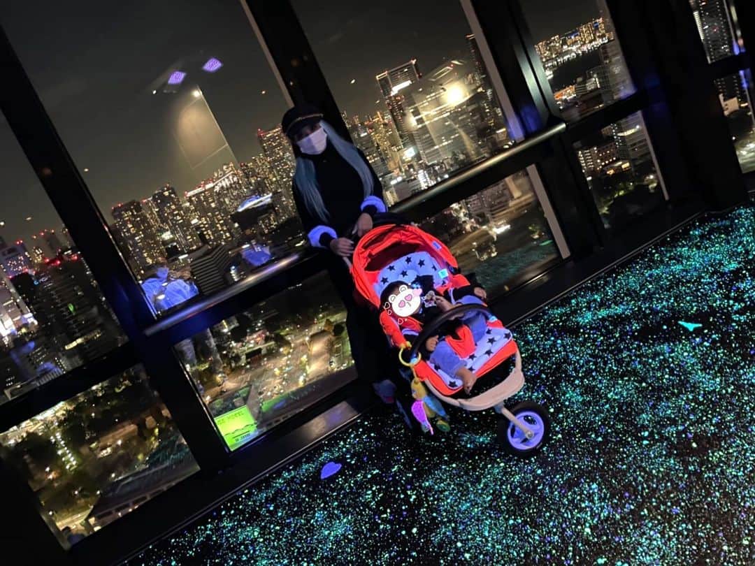 まいちゃんのインスタグラム：「. 久しぶりに 東京タワー登ってみた🗼 . キラキラしててよかった✨ . . #東京タワー夜景#family」