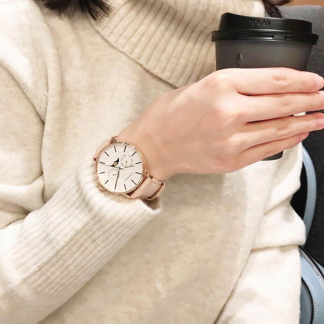 のインスタグラム：「寒くなって来たので最近はホットのチャイが多いです☕️☺️  @liakulea_japan  の新作の時計✨ 日付と曜日も分かるから便利で可愛い☺️  ⌚️10%offクーポンは『akarikm3』です^_^  ワンピースは @uniqlo  去年も買ったけど今年はホワイトで👗✨  #リアクレア #ハワイ#腕時計#時計#手元くら部 #ファッション#コーディネート#アクセサリー#ユニクロ#ユニクロコーデ #ワンピース#ニットワンピース #冬コーデ #cafe#watch」
