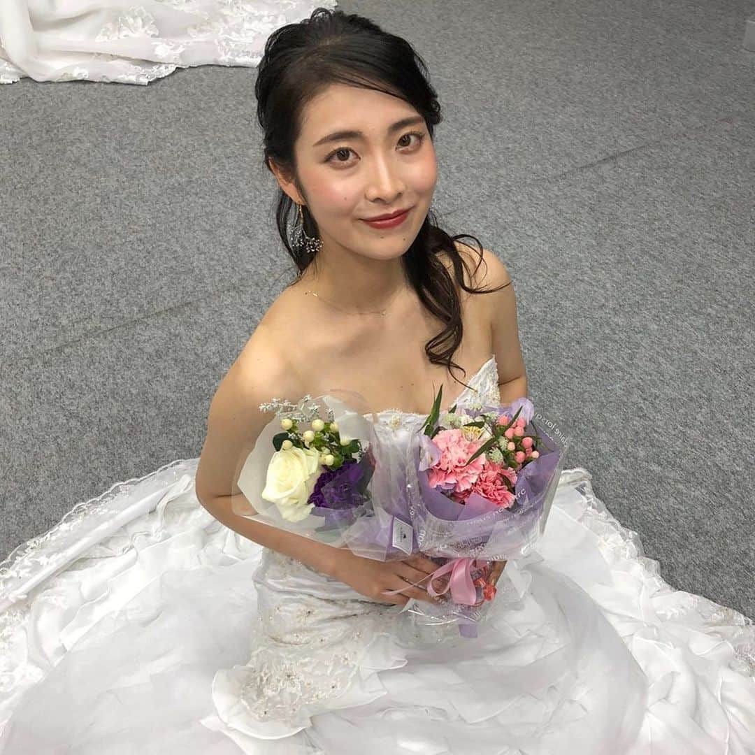 鳥や尾理沙のインスタグラム：「みなさん遅くなりました。  私、鳥や尾理沙は11月22日付でミスキャンパス同志社女子2020 ファイナリストとしての活動に終わりを迎えました。  約2ヶ月間、応援してくださった支えてくださった家族や友人、運営スタッフの方々、先生方や先輩方、SNS上でありながらも応援してくださった全ての皆様、本当に本当にありがとうございました。  良い結果をお伝えする事ができず、恩返しもできず、本当にごめんなさい。  そして、あかねさんのいない4人でのステージになってしまった事、本当に悔しくやりきれない気持ちや申し訳なさがあり、そこに関しての悔いはすごく残る結果となりました。 しかし、あかねさんの分までステージ上では4人でやり切ることができたと思っております。 ご覧いただいた皆様、本当にありがとうございました。  今回、私がこのミスキャンパスで掲げていた目標とは「自分らしく。楽しんで一人でも多くの人へ刺激や勇気を与えられるような人間になること。」 当初、慣れない事ばかりに戸惑いながらもアクションを起こしてはひたすら没頭し活動をしていました。 しかし、時間が経過していく内に偏りすぎて周りが見えていない自分に戸惑い「自分らしさ」が何なのかなぜこんな活動をしているのかと自分自身に問う時間が日に日に増していきました。 夜になると眠れない日が続き、一人になれば沈むことも多々ありました。  だから、一度立ち止まって考え直し何もかもからリセットしたんです。  私は日々の生活でアルバイトが大半。いつもはそんなんじゃないってお伝えしていましたが、実際今までもずっとそうでした。嘘をついてごめんなさい。 でも、それが私にとっての当たり前であり、私らしい一面だとも思いました。 働く時間が長いからこそ無駄な時間にはしたくないと将来の自分の為になる仕事を選択し、日々成長しようと努力してきました。 たかが学生のバイトかもしれないそう思う人も少なくないと思うけど、私にとってアルバイトは本当に大切な時間です。 考え込みすぎる性格でも、挑戦心だけは人一倍強くある上に何に対しても妥協したくない性格。そして、就活を通して自分の人生について将来について深く考えてきた今年だったからこそより譲れないものだと判断しました。  その思いを再認識した事で、ミスキャンパスでの活動に偏りすぎた生活は私らしくないと気づき、アルバイトもミスキャンもその他の時間もすべてに全力で全うしやり遂げたと言える2ヶ月にすると決意しました。  実際、この決断によってそれまで応援してくださっていた方々には不快に思わせてしまう場面も多くなったこと反省しております。本当に申し訳ありません。  しかしあれこそが私の中の全力に全うした結果です。  なので、悔いは一切ありません。  どんな私でも受け入れてくれて、ずっと支えてくださった皆様、本当にありがとうございました。 皆様が応援してくださったからこそ、自信をもって活動できるようになり心から楽しんでにミスキャンパスでの活動をやり遂げることができました。  最後に、私にとって最大の学びがあります。 ミスキャンパスでの沢山の経験ができたことで、「自分らしさ」とは今決めつけるべき事でなく日々の生活で見つけていくことにこそ人生の楽しみがあり、日々新しい自分を発見できる大きな喜びにも気づくことができました。 自分らしくあろうとありきたりに思っては行き詰まってしまっていた日々から抜け出せた。そんな活動でした。  もうほんっとうに楽しかった。  多くの経験を通して、今までにない自分を知って沢山の人からの愛を感じ、毎日幸せで最強で最高の2ヶ月間でした！  これからも自分探しの旅を続けながら、自信をもって皆さんにその時々の想いを発信していきたいと考えておりますので、ぜひこれからも宜しくお願い致します。💐  皆様のおかげで今があります。  今まで本当にありがとうございました。  ミスキャンパス同志社女子2020 エントリーNo.2 鳥𥫤尾 理沙  #ミスキャンパス同志社女子2020」
