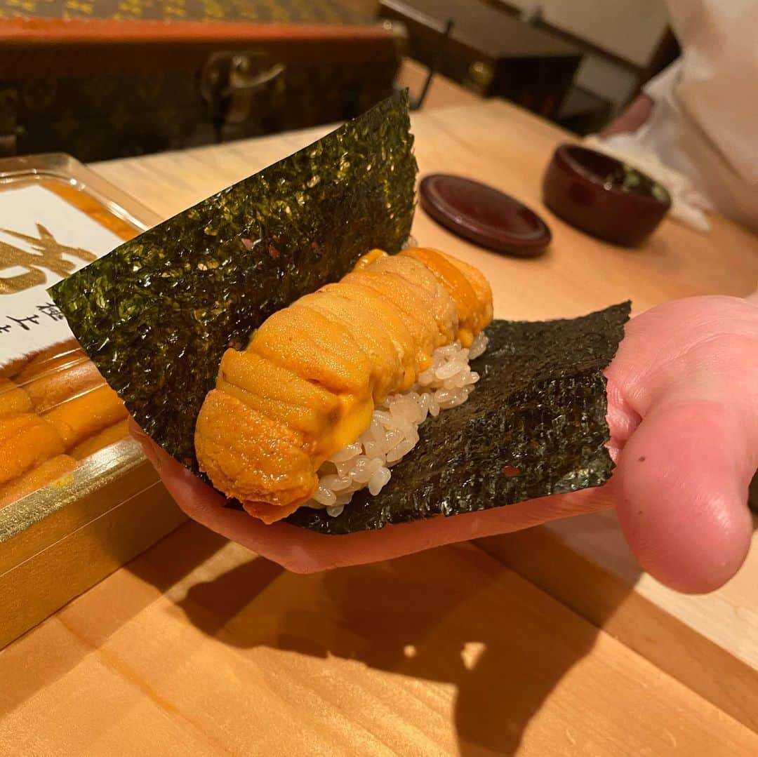 yurieさんのインスタグラム写真 - (yurieInstagram)「鮨　尚光🍣　中目黒  超バブリーなお鮨屋さん☺️❤️  めっっっちゃ美味しかった〜❤️  また絶対行きたいお鮨屋さん☺️  最後の締めシャンで記憶ない☺️  ずーーっと行きたかったお鮨屋さんに行けて幸せnight❤️  #鮨尚光  #尚光　#東京グルメ」11月24日 21時19分 - yurie808golf