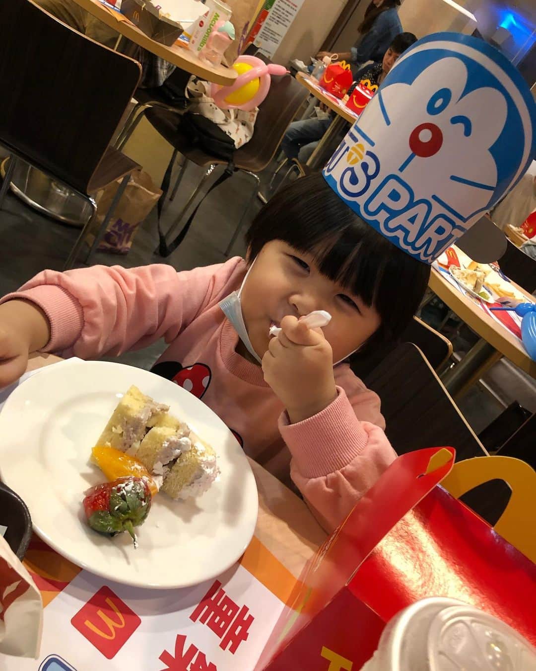 Miaのインスタグラム：「週末帶著兩寶們來參加麥當勞的#童樂生日派對！因為這次主題是全新的哆啦A夢！所以不止爸爸媽媽很興奮期待以外小朋友也很開心可以去參加哆啦A夢的童樂生日派對！  一到現場有滿滿的氣球還有這次主角就是哆啦A夢的佈置和可以合照的可愛圖卡！生日派對還包括了小壽星跟小貴賓禮物、還有派對專屬主持人～麥當勞哥哥姐姐們！哥哥姐姐們還會帶著小朋友們一起做哆啦A夢的團康遊戲帶著孩子們一起玩， 除了有麥當勞的Happy Meal以外，小壽星的禮物還有「派對帽、生日卡、哆啦A夢人氣餐盒組」,一起來玩的小朋友也有「哆啦A夢的人氣餐具組」讓小朋友可以都能拿到可愛的禮物🎁   整個派對佈置、活動、禮物、主持所有內容都都幫你準備齊全！對於忙碌的爸媽們來說真的是非常省心省力！而且小時候永遠覺得到了麥當勞就是很幸福又開心的事了！能在這邊跟好朋友們一起吃喝玩樂辦生日吃著薯條、漢堡、雞塊🍟真的很開心🥳   如果說是圓了寶貝們的願望、不如說是圓了爸爸媽媽們自己的夢想！只能說現在的寶貝們真的都很幸福🥰   感謝麥當勞的童樂派對讓我的寶貝們跟我們多了一份幸福快樂的回憶～   #麥當勞 #小麥麥 @eattoomuchsis」