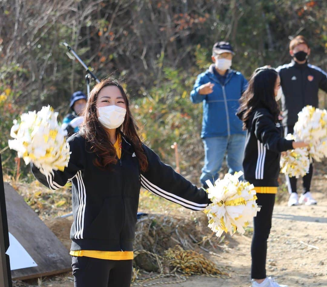 orgabitsのインスタグラム：「先週末、宮城県にある山元町の戸花山にて、桜の植樹を行ってきました！🌸  オーガビッツがちょっといいことプロジェクトとして、寄付させてもらっている桜並木ネットワークさんとの活動の一環として、 協賛していただいてるブランドさんの石版付きの桜です！  今回はベガルタ仙台の皆様にもお越しいただき、 植樹開始前にはベガチアのYuuさんとMaikaさんによる健康体操も行われました😄  元々は3月開催で延期されてしまったこのイベントが、規模は小さくなったものの開催できたことはとても嬉しいものでした！✨  次回は植樹している様子もお送りしますので、お楽しみに〜  @sakuranamiki.network  @vegaltasendai  @vegalta_cheerleaders  #さくら並木ネットワーク #植樹 #山元町 #戸花山 #ベガルタ仙台 #ベガチア #オーガビッツ #orgabits #organic #オーガニック #cotton #コットン #organiccotton #オーガニックコットン #綿 #綿花 #人にやさしい #地球にやさしい #やさしいくらし #ていねいな暮らし #ちょっとくらいがちょうどいい #地球のためにちょっと良いこと #サステナブルファッション」