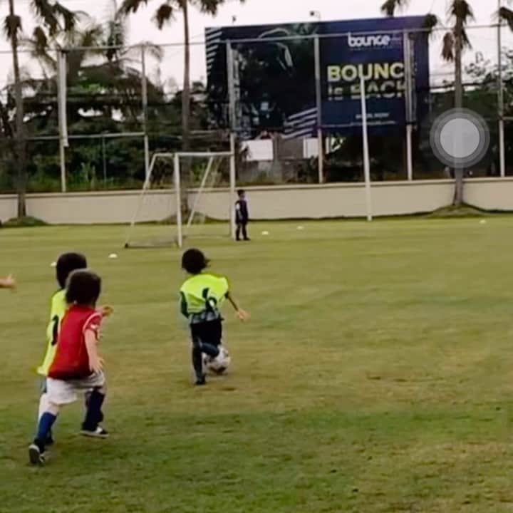 イルファン・バフディムのインスタグラム：「KENJI ON 🔥🔥🔥 Probably some of you will think.. Oh so you are that kind of Dad! Uhm..🤔 YESS I am a super proud daddy! To see my boy enjoying the game and score a goal like this 🤙🏽👌🏽Well done my boy @kenjizizoubachdim just keep having fun! #KenjiZizouBachdim #teamBachdim #SizeDoesntMatter」