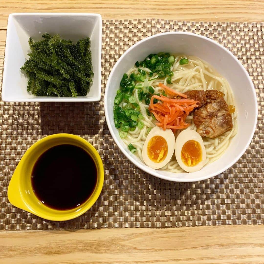 シュネルのインスタグラム：「ソーキそばと海ブドウ  #food #料理 #沖縄 #おうちごはん #シュネルキッチン」