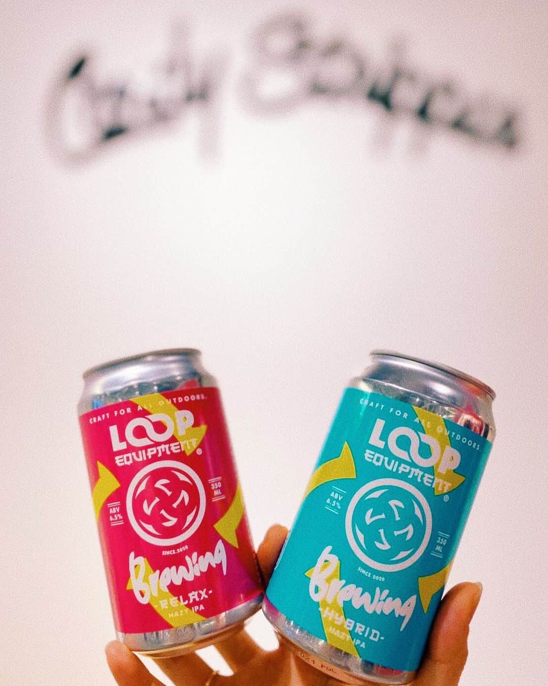 板橋よしえのインスタグラム：「. PARTYでは特別に！ 発売直前の日本産クラフトビール🍺 @loopequipment をご提供して頂きました😌 (現在は発売中🍺)  ＬＥＦＴ👈 𝑳𝑶𝑶𝑷 𝑩𝑬𝑬𝑹 -𝑹𝑬𝑹𝑨𝑿-  HYBRIDをベースに紫蘇フレーバーで仕上げたRERAX。 国内の新鮮な赤紫蘇からアロマを抽出。カシス系の果実味のような酸味とジューシーさを感じるビール。 抗酸化作用・代謝促進・アレルギー・花粉症対策・むくみ解消といった薬効が期待されているのだとか！ ビールを呑むと浮腫むイメージあるけど･･･逆にむくみ解消するとか凄い😳‼️  RIGHT👉 𝑳𝑶𝑶𝑷 𝑩𝑬𝑬𝑹 -𝑯𝒀𝑩𝑹𝑰𝑫-  モザイクポップをふんだんに使用したHAZY IPA。 さまざまなホップが複雑に絡み合うトロピカルな香りとともに、小麦麦芽・オーツ麦を採用したことにより、柔らかく滑らかな味。 甘みと苦味を抑えつつ、ホップの風味を引き出したコクのある仕上がり☺️🍺  @loopequipment さま ご協力ありがとうございましたっ！」