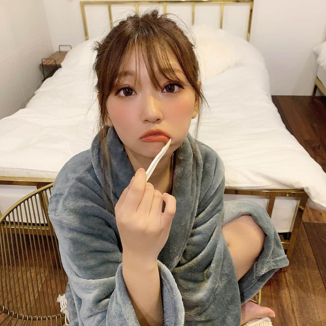 いっちゃん/嶋津 いつみのインスタグラム：「. . 歯磨き中の無の表情が 完全に　むーたん　と言われました🐶w . . . . むーたん は私の愛犬の ミニチュアダックスです🙋‍♀️ww . . . . . . 普通のダックスちゃんより ちょびっと小柄で 甘えんぼでワガママでよく喋る←え？  完全に私に似てしまった人間みたいなわんちゃんです❤️ . . . . . .  #関西  #関西サロモ  #サロンモデル #サロモ #いっちゃん  #フリーモデル #関西モデル  #あざといっちゃん #かわいっちゃん #いっちゃんコーデ #ブライダルモデル #フリーモデル #ヘアカラー  #ヘアアレンジ #くしゃ顔」