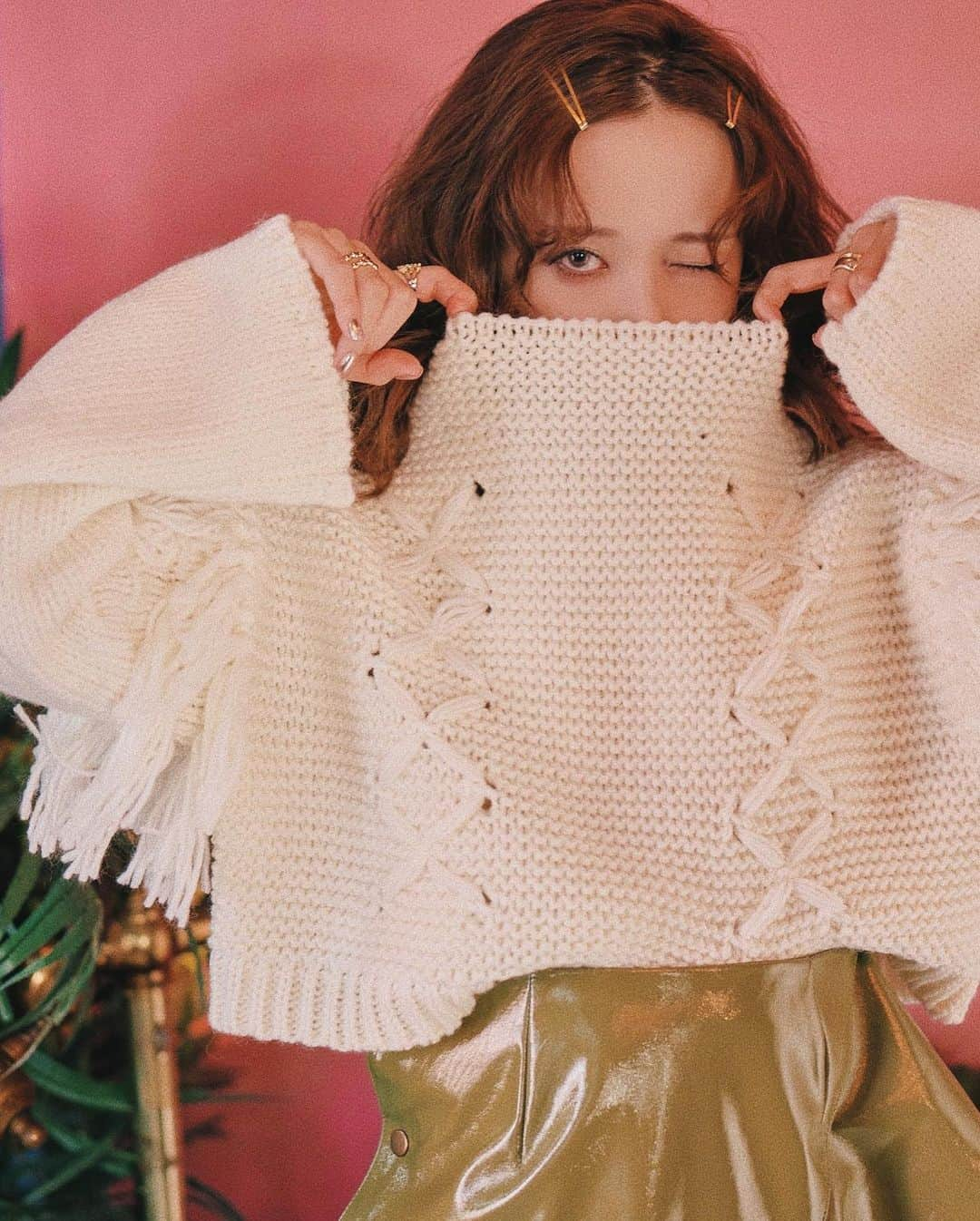 菅野結以さんのインスタグラム写真 - (菅野結以Instagram)「新作解説 💎 Lace up Fringe Knit﻿ @crayme_official  ﻿ ローゲージのざっくりニットて無敵かわいいよね﻿ 毎年きたいよね でも去年といっしょはやだよね﻿ ﻿ ということでフリンジ×レースアップで﻿ デザイン盛って定番を逸脱、でも同色糸だから﻿ 派手すぎずさりげなおしゃれに🧶﻿ ﻿ ショート丈×ロング袖で﻿ 腕はながーくウエストたかく見せて﻿ ボリュームニットなのにスタイルアップ効果抜群🖤﻿ ﻿ タイトもフレアもスカートもパンツも﻿ どんなボトムとも相性よくて使えるすぎるので﻿ 色ち買いしてくれるひとも多い☺︎﻿ white / black / brown の3色展開だよ﻿ ﻿ #crayme #ECHOLE #knit #fringe #laceup #enamel」11月24日 21時32分 - yui_kanno