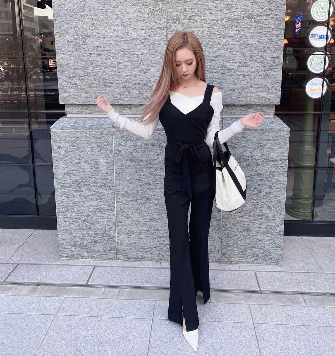 田村月光（ツッキー）のインスタグラム：「🤍💋🤍💋🤍💋🤍💋🤍💋🤍 #ツキクローゼット ‪‪❤︎‬ ・ ・ めっちゃくちゃ人気のサロペ🌹 ・ ・ これ月も超オキニなんだッ！！ ・ ・ このサロペ着るだけで華やかになるし 生地がサテンってポイ感じだから さらに高級感UP⤴︎⤴︎❤️ ・ 中にはなんでも合わせられる白いtops🤍 みんなGetしてねー❕❕ @vered.official」