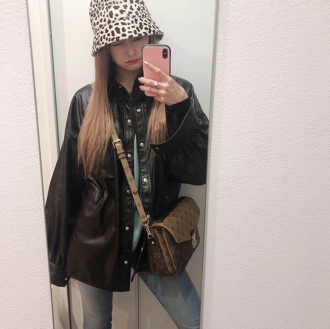 のインスタグラム：「. . . フォロワーさん減ったり増えたり . 繰り返しすぎている。 . 更新頑張るぞおお〜😭😭 . . あと今日はいいね返しもする😆💕 . 鍵垢さんは見れないけど😭 . いくよー！ . よーいどんっ！⚡️⚡️ . . . #dj#femaledj#fashion#code #likeforlikes#いいね返し#いいね #ファッション#コーデ#バケハ #バケットハット#バケットハット女子 #カジュアル#カジュアルコーデ #ロングヘア#ヘアカラー#エクステ」