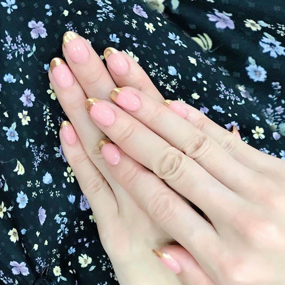 なかやまちえこさんのインスタグラム写真 - (なかやまちえこInstagram)「ピンクのお色味は2色をmix💫⠀ ゴールドミラーのフレンチネイル💅⠀ ⠀ #nail #nails #nailart #ネイル #美甲 #ネイルアート  #japanesenailart #manucure #japanesenails #manicurist #gelnails #أظافر #네일아트 #미용 #vẽmóng #ngườiđẹp  #เพ้นท์เล็บ #ジェルネイルデザイン #ネイルデザイン #senikuku #nagelkunst #フレンチネイル #frenchnails  #ミラーネイル #mirrornails #ミラーフレンチ #メタリックネイル #metallicnails @aby_sharenail」11月24日 21時29分 - chiekonakayama