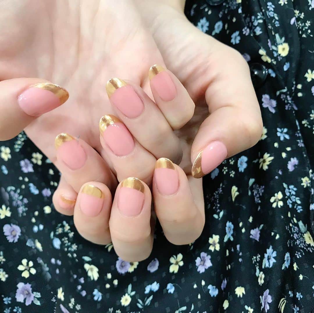 なかやまちえこのインスタグラム：「ピンクのお色味は2色をmix💫⠀ ゴールドミラーのフレンチネイル💅⠀ ⠀ #nail #nails #nailart #ネイル #美甲 #ネイルアート  #japanesenailart #manucure #japanesenails #manicurist #gelnails #أظافر #네일아트 #미용 #vẽmóng #ngườiđẹp  #เพ้นท์เล็บ #ジェルネイルデザイン #ネイルデザイン #senikuku #nagelkunst #フレンチネイル #frenchnails  #ミラーネイル #mirrornails #ミラーフレンチ #メタリックネイル #metallicnails @aby_sharenail」