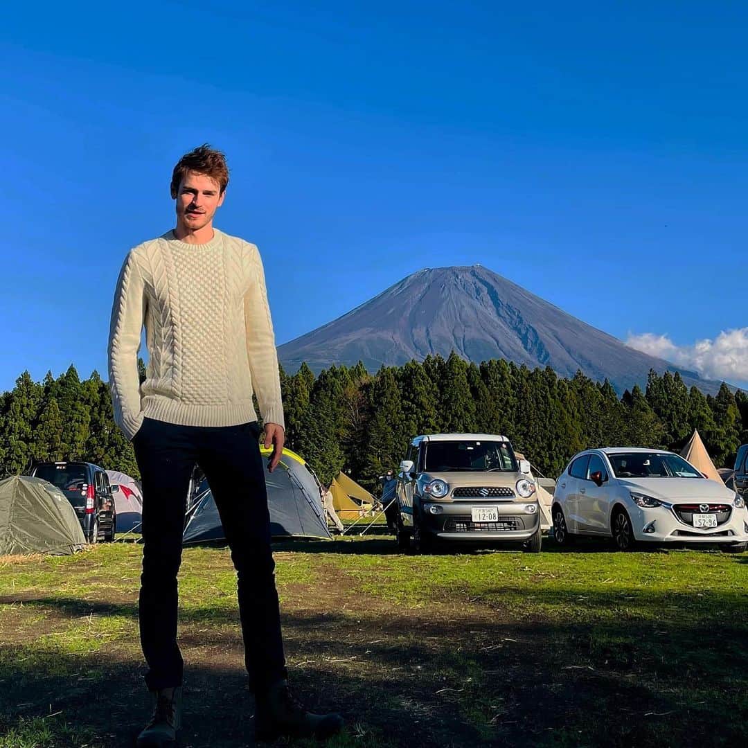 Anton Wormannさんのインスタグラム写真 - (Anton WormannInstagram)「日本で初キャンプ🏕🇯🇵 スウェーデンのキャンプ道具はテントと寝袋だけで、誰もいない所でキャンプするのは普通⛺️🇸🇪 日本のキャンプの方が高級でいい🍌💫 岡田さん達と友達達、素敵なキャンプに連れて行ってくれてありがとうございます😍🏔 景色が良すぎて、すごく面白かったです　🗻❣️ PS!💥How good is the new #Iphone12 ? 📸 On the last picture you can see the stars really clearly🌟 🌟 🌟 🌟 #キャンプ　#富士山　#静岡　#Camping #Japan #Shizuoka #Allemansrätt #SamsoeSamsoe #Fujisan #MountFuji ＃初キャンプ #Hajkbanan #Hikebanana #ハートランド朝霧」11月24日 21時29分 - antonwormann