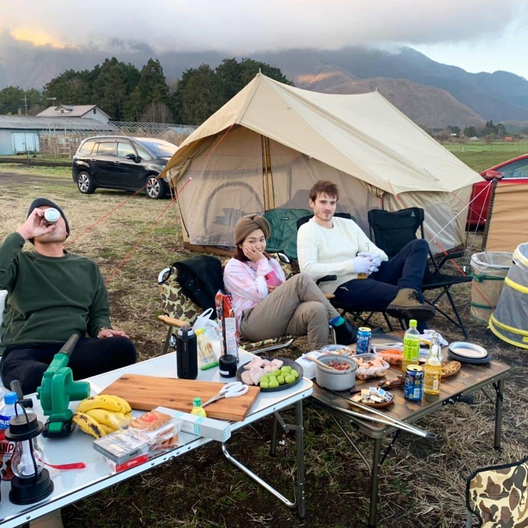 Anton Wormannさんのインスタグラム写真 - (Anton WormannInstagram)「日本で初キャンプ🏕🇯🇵 スウェーデンのキャンプ道具はテントと寝袋だけで、誰もいない所でキャンプするのは普通⛺️🇸🇪 日本のキャンプの方が高級でいい🍌💫 岡田さん達と友達達、素敵なキャンプに連れて行ってくれてありがとうございます😍🏔 景色が良すぎて、すごく面白かったです　🗻❣️ PS!💥How good is the new #Iphone12 ? 📸 On the last picture you can see the stars really clearly🌟 🌟 🌟 🌟 #キャンプ　#富士山　#静岡　#Camping #Japan #Shizuoka #Allemansrätt #SamsoeSamsoe #Fujisan #MountFuji ＃初キャンプ #Hajkbanan #Hikebanana #ハートランド朝霧」11月24日 21時29分 - antonwormann