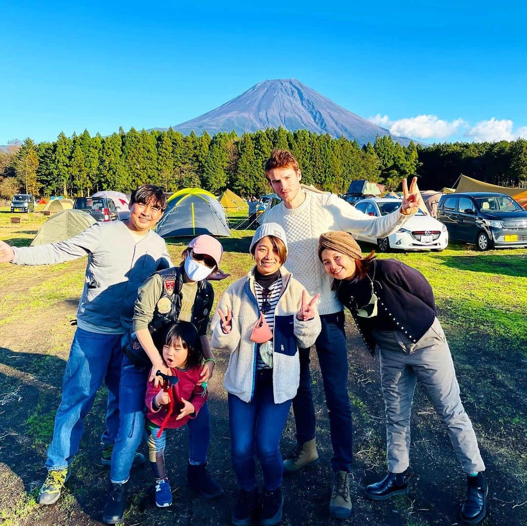 Anton Wormannさんのインスタグラム写真 - (Anton WormannInstagram)「日本で初キャンプ🏕🇯🇵 スウェーデンのキャンプ道具はテントと寝袋だけで、誰もいない所でキャンプするのは普通⛺️🇸🇪 日本のキャンプの方が高級でいい🍌💫 岡田さん達と友達達、素敵なキャンプに連れて行ってくれてありがとうございます😍🏔 景色が良すぎて、すごく面白かったです　🗻❣️ PS!💥How good is the new #Iphone12 ? 📸 On the last picture you can see the stars really clearly🌟 🌟 🌟 🌟 #キャンプ　#富士山　#静岡　#Camping #Japan #Shizuoka #Allemansrätt #SamsoeSamsoe #Fujisan #MountFuji ＃初キャンプ #Hajkbanan #Hikebanana #ハートランド朝霧」11月24日 21時29分 - antonwormann