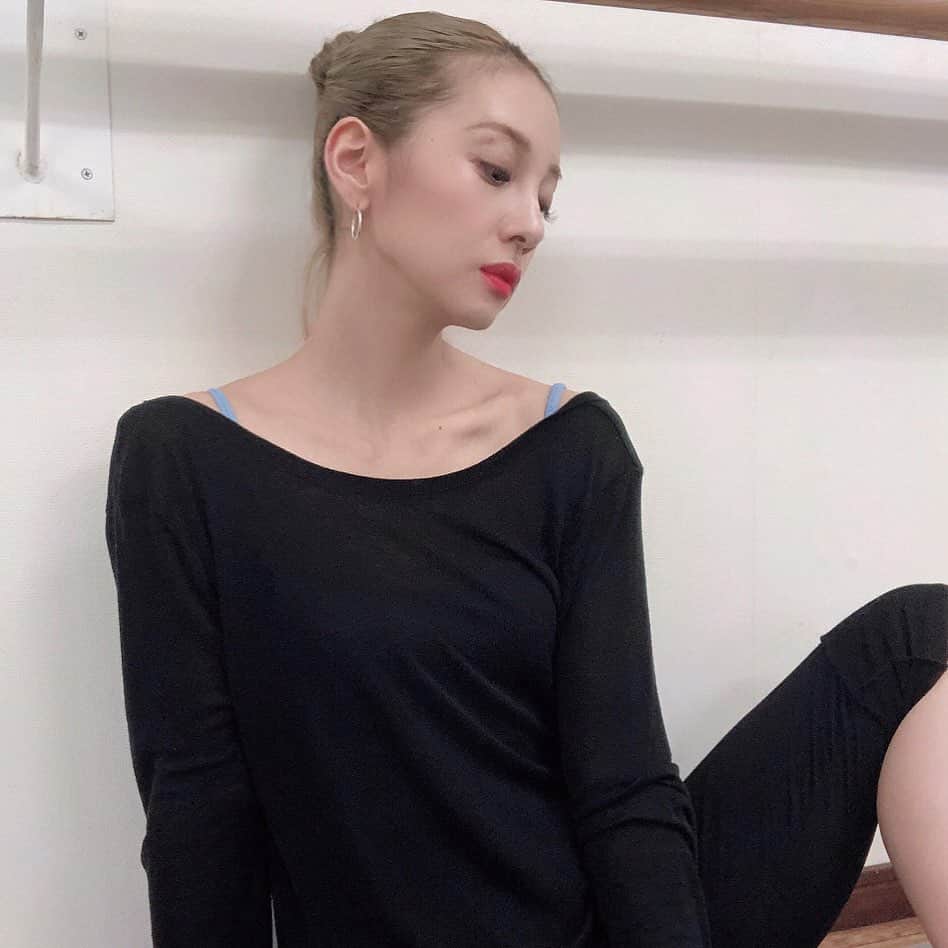 のインスタグラム：「いつもはすぐ暑くなるのに、長袖着たままレッスン受けられた🩰  あったかい日、寒い日を繰り返しながら徐々に寒い日だけになってくんだね。  カレンダーも11月末🗓 近頃、暖かかったからボケてたけど、 寒くなって当たり前か😌 ・ ・ ・ #ココトレ #バレエレッスン #healthylifestyle  #dance  #木下ココ」
