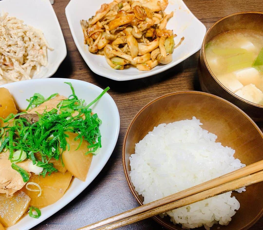 のインスタグラム：「#みやせごはん　🍴結構時間かけて丁寧に作ったよって日。  ・ぶり大根 ・きのこのキムチ炒め ・ごぼうサラダ ・豆腐とネギの味噌汁  美味しくできました◎  #自炊記録　#おうちごはん」
