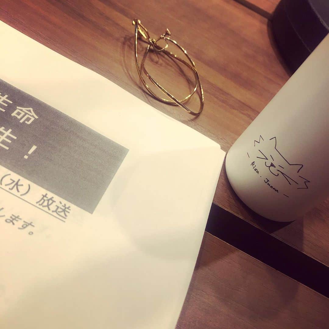 純名里沙さんのインスタグラム写真 - (純名里沙Instagram)「今日は東京FMにて、レギュラーを務めさせていただいている「ジブラルタ生命〜Heart to Heart〜ありがとう、先生！』の収録でした^ ^✨ ・ 来月でいよいよ今年の収録も最後！【言葉オブ・ザ・イヤー】を読ませていただきます。。✨いやぁ、本当に早い一年でしたね、、💦🍀 ・ 今日も楽しくサクサク進む中、素晴らしい言葉の数々に心が暖まり、わたしも元気をもらうのでした✨全国の先生方、本当に素晴らしいです。。ありがとうございました☺️ ・ 放送は月水金の朝7:19〜‼︎ ぜひ、お聴きくださいませ♪ ・ #純名里沙  #risajunna #tfm #ありがとう #先生 #今日も素晴らしい #言葉 #たくさん #ありがとうございました #スタジオの机にある #サーモポット #ファンクラブグッズの #試作品 #大福くんのイラスト #わたしが書きました笑  #使いやすい #評判良いです☺️」11月24日 21時48分 - risajunna3158