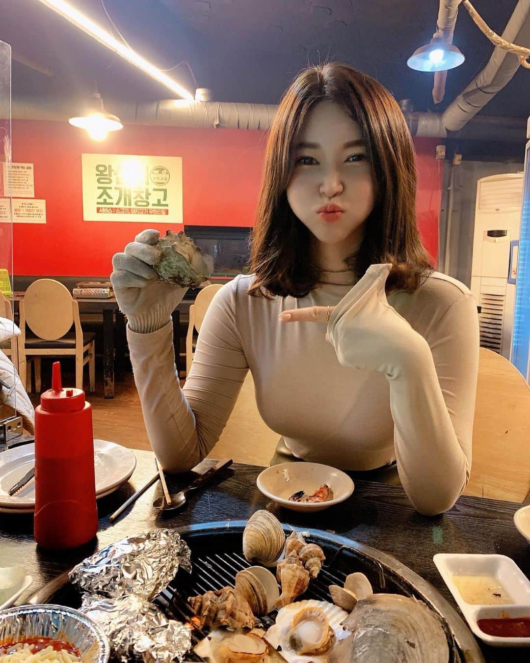 李到華さんのインスタグラム写真 - (李到華Instagram)「#협찬  요즘 sns에 핫한 조개창고에 저도 다녀왔어요 ㅎㅎㅎ 해산물을 별로 좋아하진 않는데  세상 영종도에서만 보던 조개들을 이렇게 많이 볼수 있다니.. 욕심내서 이것저것 다 먹어봤어요  생굴도 있고 가리비? 등등 조개 종류가 정~~말 무궁무진!! 거기다 조개를 잘 안좋아하는 사람들이 먹을수 있는 다양한 뷔페 음식들까지 있어서  조개 잘 못먹는 저희들은 3판정도만(?) 먹고 나머진 고기랑 스파게티 떡볶이를 ㅋㅋㅋ엄청나게 먹고 왔어요 헤헤  무한리필은 음식 질이 떨어진다는 편견이 있었는데 이번에 그 생각 완젼 깨버리고 왔네요 ㅎㅎㅎ 지점이 많으니깐 여러분도 꼭 한번 방문해보셔요!! . . #조개구이무한리필 #조개창고」11月24日 21時49分 - ah____rim
