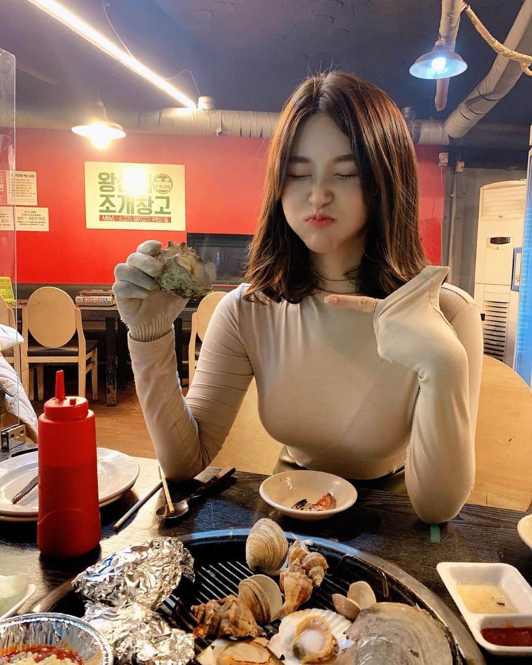 李到華さんのインスタグラム写真 - (李到華Instagram)「#협찬  요즘 sns에 핫한 조개창고에 저도 다녀왔어요 ㅎㅎㅎ 해산물을 별로 좋아하진 않는데  세상 영종도에서만 보던 조개들을 이렇게 많이 볼수 있다니.. 욕심내서 이것저것 다 먹어봤어요  생굴도 있고 가리비? 등등 조개 종류가 정~~말 무궁무진!! 거기다 조개를 잘 안좋아하는 사람들이 먹을수 있는 다양한 뷔페 음식들까지 있어서  조개 잘 못먹는 저희들은 3판정도만(?) 먹고 나머진 고기랑 스파게티 떡볶이를 ㅋㅋㅋ엄청나게 먹고 왔어요 헤헤  무한리필은 음식 질이 떨어진다는 편견이 있었는데 이번에 그 생각 완젼 깨버리고 왔네요 ㅎㅎㅎ 지점이 많으니깐 여러분도 꼭 한번 방문해보셔요!! . . #조개구이무한리필 #조개창고」11月24日 21時49分 - ah____rim