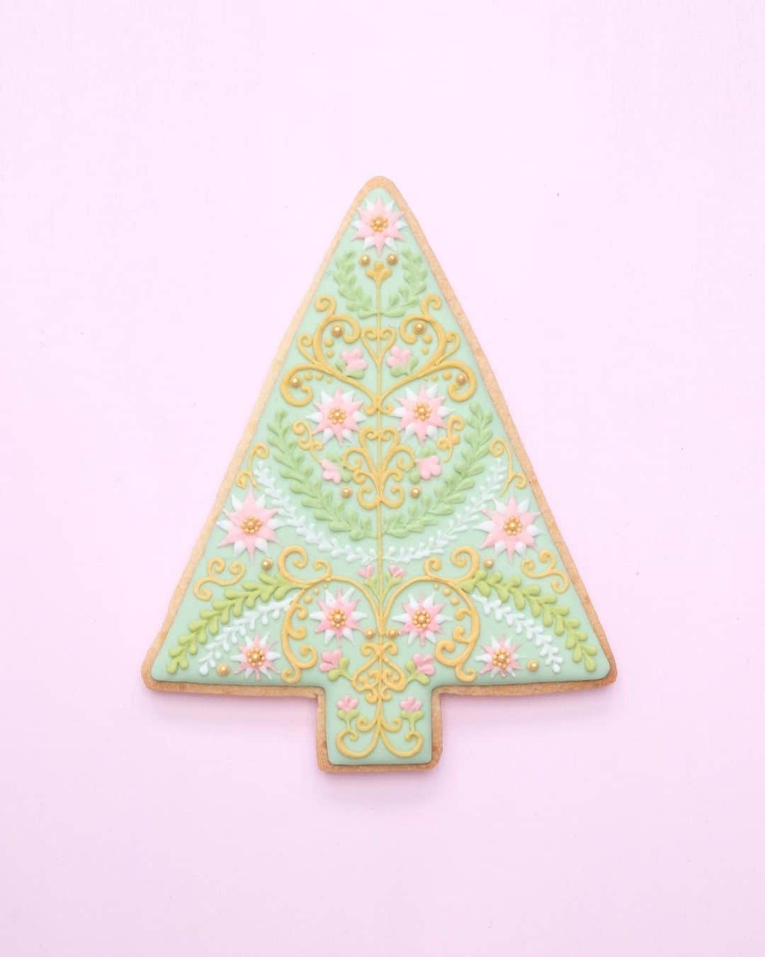 KUNIKAのインスタグラム：「Christmas tree cookie🎄 This is the first cookie I made when I came to London🇬🇧  ロンドンに来て初めて作ったアイシングクッキーの写真、です。 もうすぐ引っ越して一ヵ月、ようやくクッキーを作れる環境が整って、ただそれだけなのですが、私の中では大きな一歩で嬉しい🎉  #artofkunika」