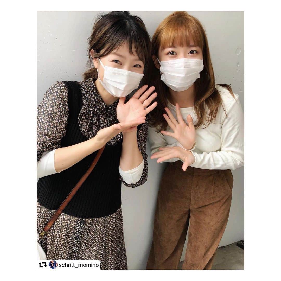 のインスタグラム：「宗田さんと♡  #repost @schritt_momino ・・・ いつも、撮影下手な私を助けてくれる救世主。 。 。 。 @schritt_mutsuki  が私の自撮りが毎回下手な事にいち早く気付いてくれて…ささっと撮ってくれた2ショット💕こんな風に愛夏ちゃんと並んで撮って貰うのは何年ぶりだろう… 嬉しかった😊✨✨✨ので投稿🙋‍♀️✨💕  ※ ※ ※ #美容室#美容師#ヘアサロン#サロンモデル#サロン撮影#ダブルカラー#ファイバープレックス#ベージュカラー#グレージュ#ヘアメイク#はしゃぐ四十路」
