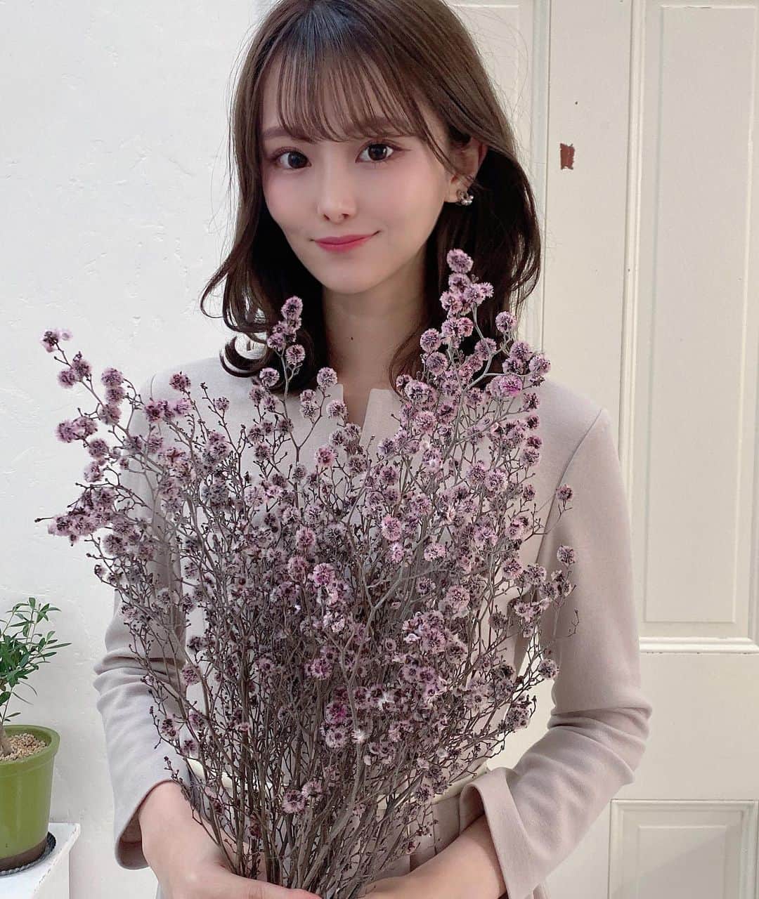 吉田恵美さんのインスタグラム写真 - (吉田恵美Instagram)「すっかり寒くなって年末が近づいてお出かけする機会も増えますが ANAYIのワンピースはエレガントに自分をクラスアップしてくれます✨  着心地が良く何よりスタイルがとっても良く見えるカッティングで、 元から背は高い方ですが更に背が高く、そしてウエストが細く見えると感じました！  私は昨日恵比寿でディナーに着て行った🍽  #ANAYI  #アナイ #アナイエレガンス #ANAYI_elegance #エレガントコーデ #エレガントスタイル #エレ女 #きれいめワンピース #オケージョンドレス #オケージョンワンピース #オケージョンコーデ #オケージョンスタイル #お家でエレガント #いつでもエレガント #sponserd」11月24日 21時44分 - _yoshida_megumi