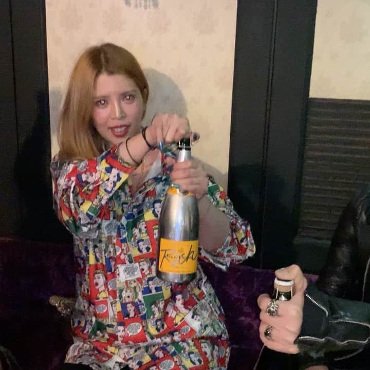 坂口杏里のインスタグラム：「昨日結局５本‼️🍾 祭🥰  ちゅことで、、  09054307175  ↑何かあればこちらまで！ Bar Cachette (カシェット) 東京都新宿区歌舞伎町2-11-7 メトロビル4階 営業時間 1:00～  お待ちしてますん💕 男性１時間3000円 女性１時間1500円 （飲み放題）  ライン交換写メ撮ろ」