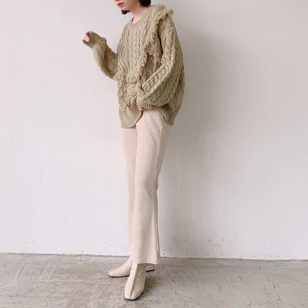 Vannie Officialのインスタグラム：「【VANNIE U フリンジ切替えニット】4,200+tax ⠀  今季大大大本命のデイリーニット！  ⠀ 《styling》 今年らしいスタイルにぴったりなフリンジ切替ニット♡ さまざまなケーブル編みを組み合わせた凝ったデザインが魅力！ カラーパンツやデニムなどのシンプル合わせでも着映えする一枚に仕上げました◎  《detail》 大胆なパッチワークデザインとフリンジのディテールが最高にかわいい♡ 暖かみのあるざっくりとしたニットが秋冬のスタイルの後押しをします♪  ⠀ 《fabric》 チクチク感のない暖かい風合いのニット使用 ⠀ ⠀ ⠀ #vannie_u#ヴァニーユー #ZOZOでしか買えない⠀⠀  お問い合わせはDMまでご連絡ください‪‪☺︎‬」