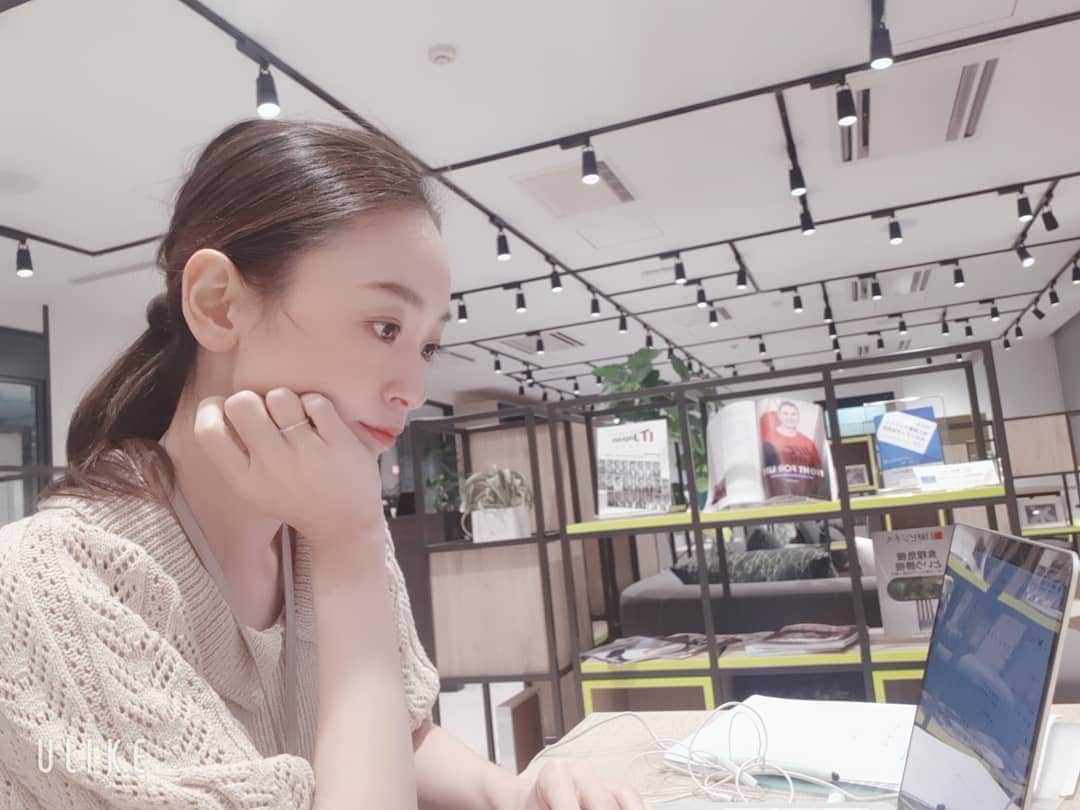 瞳ゆゆのインスタグラム：「今日も１日お疲れ様でした😌  すっと水面下で進めていたプロジェクトがようやく形になりそうです。 思いの外時間がかかってしまって、今日も😭な感じだったけど、こういうものなのかも？  OGの皆様に、沢山ご協力いただく予定で、みんなと一緒にいいものを作り上げていきたいです😊  お知らせは12月中旬くらいになるかな？？ スケジュールからだいぶ遅れてるけど(本当は10月末予定だった😓)、まずは無事にお知らせできるように頑張ります！  #お知らせ #新プロジェクト #宝塚og #セカンドキャリア」