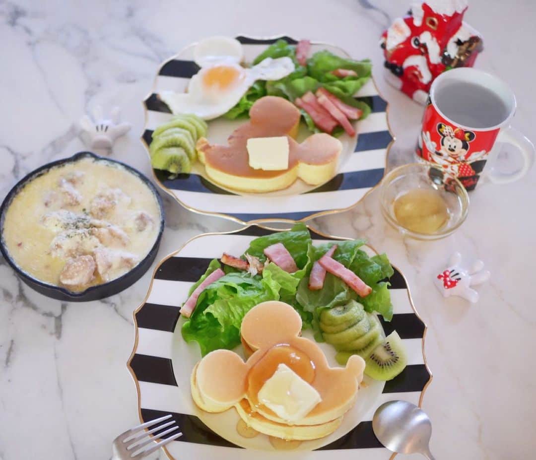 倉岡生夏のインスタグラム：「モーニング⭐️ ・ ・ ダイソーのミッキー型、やっとつかいました❣️ この前カフェでパンケーキを食べたらまたたべたくなり💦ランチはパンケーキに🥞 ・ ・ 目玉焼きもミッキーだよ✌️ スープみたいなのは、ジョージアの伝統料理、シュクメルリです⭐️ ・ ・ 三連休はいかがお過ごしでしたか？^_^ 私は特に旅行の予約もしてなかったのでまったり〜してました💦 11月も終わりと思うと早すぎてびっくりしますね😂⭐️ ・ ・  #おうちcafe  #おうちディズニー  #ミッキーパンケーキ  #ランチタイム  #ランチプレート  #おうちごはん記録  #おうちごはん  #シュクメルリ #ダイソー購入品  #愛され料理 #cookingram  #daiso  #mickymouse  #catstagram」