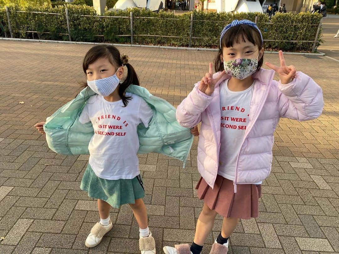 江原千鶴（エハラチヅル）さんのインスタグラム写真 - (江原千鶴（エハラチヅル）Instagram)「三姉妹のアウターをユニクロ感謝祭でゲット〜♫  私も今年はユニクロのウルトラライトダウンにしました‼️  みんなのコートだけですごい量になるもんで…コンパクトに持ち運べて、軽くて暖かいの最高😍  #姉妹コーデ #ユニクロ購入品  #ライトウォームパデットパーカ #フードが取れる #ポケットいっぱい #中は半袖」11月24日 21時54分 - eharachizuru
