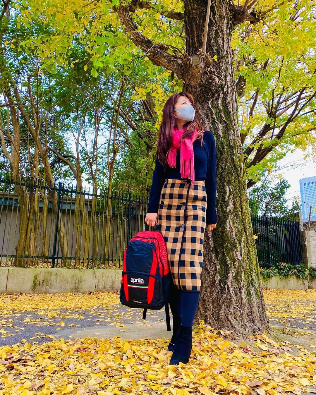 のインスタグラム：「昨日のイベントで履いたスカートを、今日はシティで着回したよ🍁 初冬のファッションに合わせた #aprilia のバックパックが異色コンビで またイイね🧣✨ ♥like! d('∀'*)👢🎒🇮🇹  #outfit #ootd ❄ #アプリリア」