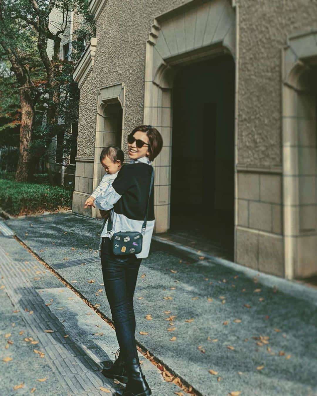 来夏のインスタグラム：「#🍂 スタスタ歩きたがったり 抱っこ〜って甘えたり 意思表示がはっきりしてきて より楽しいこの頃☺️  👶🏻はどんどん重くなってきたから 私は身軽になってくよ😂👜 最近はバッグ選びも斜めがけできるかが マストポイントだなぁ. @lacoste のバッグは 遊び感あるワッペンがたくさんだけど カジュアルになりすぎない深緑がお気に入り💚🐊 娘とお散歩することが増えて 秋が好きになった🍁 #ママコーデ #outfit #生後11ヶ月  #11monthsold」