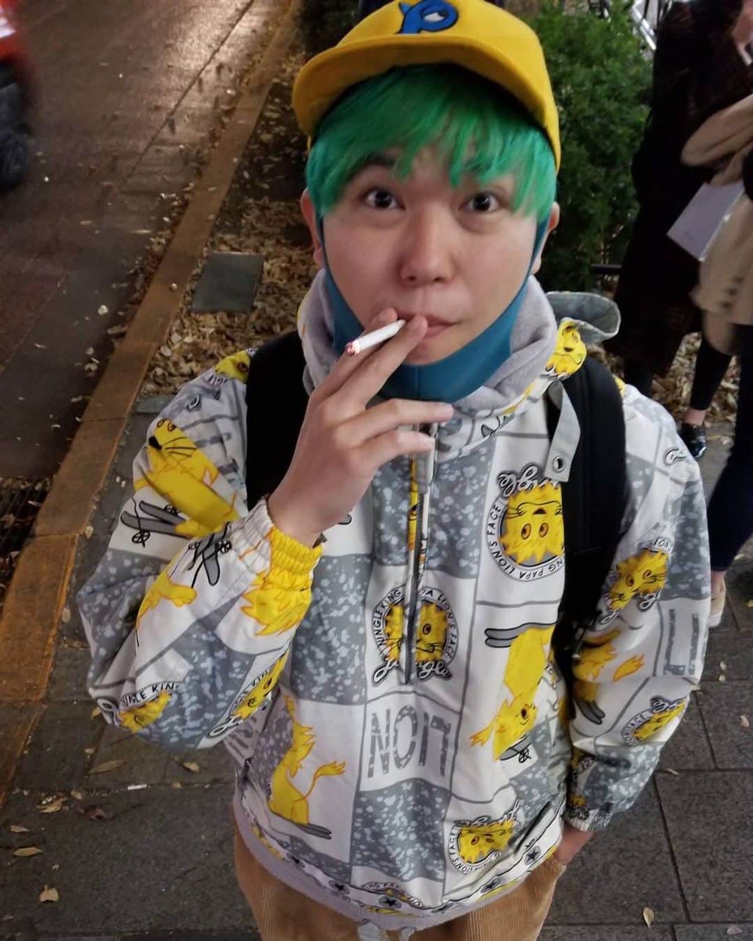 相馬トランジスタのインスタグラム：「古着屋さんでライオンのアウター買った🦁安めだった（6000円）  #オミに選んでもらった #ライオンの目がいってる #暖かい」