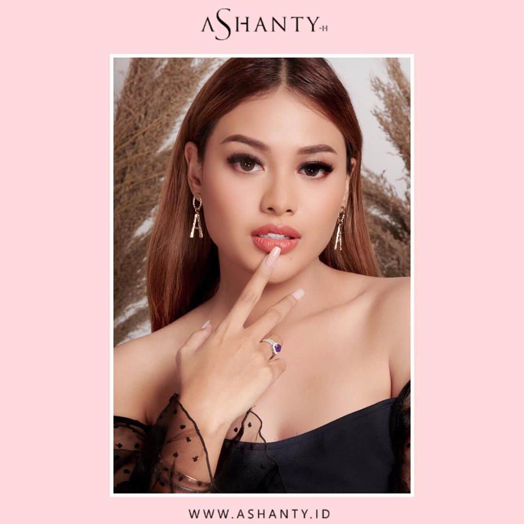 ASHANTY BEAUTY CREAM OFFICIALのインスタグラム：「Dapatkan kulit wajah cerah dan berseri bebas kusam, jerawat dan minyak berlebih dengan rutin merawat wajah menggunakan Ashanty Beauty Cream.  Merawat dan menutrisii kulit wajah hingga lapisan terdalam, menjaga wajah tetap sehat, cerah dan berseri 🌸  _____________________________ Informasi dan pemesanan  Ashanty Beauty Cream Chat Via WA : WA: 081293823950 WA: 081287388885 WA: 087778489900 WA: 085781140354 ⚡️ Fast Respons Click Link On Bio Instagram @ashantyid ❣️ ______________________________ #ashantybeautycream #creamashanty #skincareashanty #skincare #skincareartis #skincarelokal #creamwajah #creamperawatanwajah #obatjerawat #jerawat #kosmetik #krimwajah #creamwajah #whiteningcream #ashantyid #ashanty」