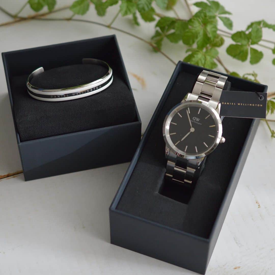 yukiyoのインスタグラム：「* ・ @danielwellington さんから素敵な時計を頂きました。 今回は黒の文字盤、金具はシルバーにしましたよ。 ・ かっこよくない？ ・ けんさんは仕事で使いたい、 私はカジュアルで使いたいという事で共用するつもり ダニエルウェリントンさんはこういう使い方が出来るデザインだからすごく良いですよね♪ ・ ・ 最近あちこちでやってるブラックフライデー ダニエルウェリントンさんでもキャンペーン開催してます。 ・ ・ クリスマスプレゼントに 自分へのご褒美に 気になってた方是非チェックしてみて下さい アクセサリーも沢山ありますよ♡ ・ ・ 以下キャンペーンご紹介です。 ・ ＊＊＊＊＊ ・ ブラックフライデーキャンペーンお得な情報をお知らせ☟ ・ ＊2020年最大のDW Black Fridayセールは11月20日～30日まで期間限定実施中！ ・ ＊公式サイトwww.danielwellington.com/jpやDW直営店舗にて最大50％OFF！ ・ ＊15％OFFクーポンコードでさらにお得！ ・ クーポンコード : yukiyo  良かったら使って下さい。 ・ ・  #DWブラックフライデー #danielwellington #ダニエルウェリントン」