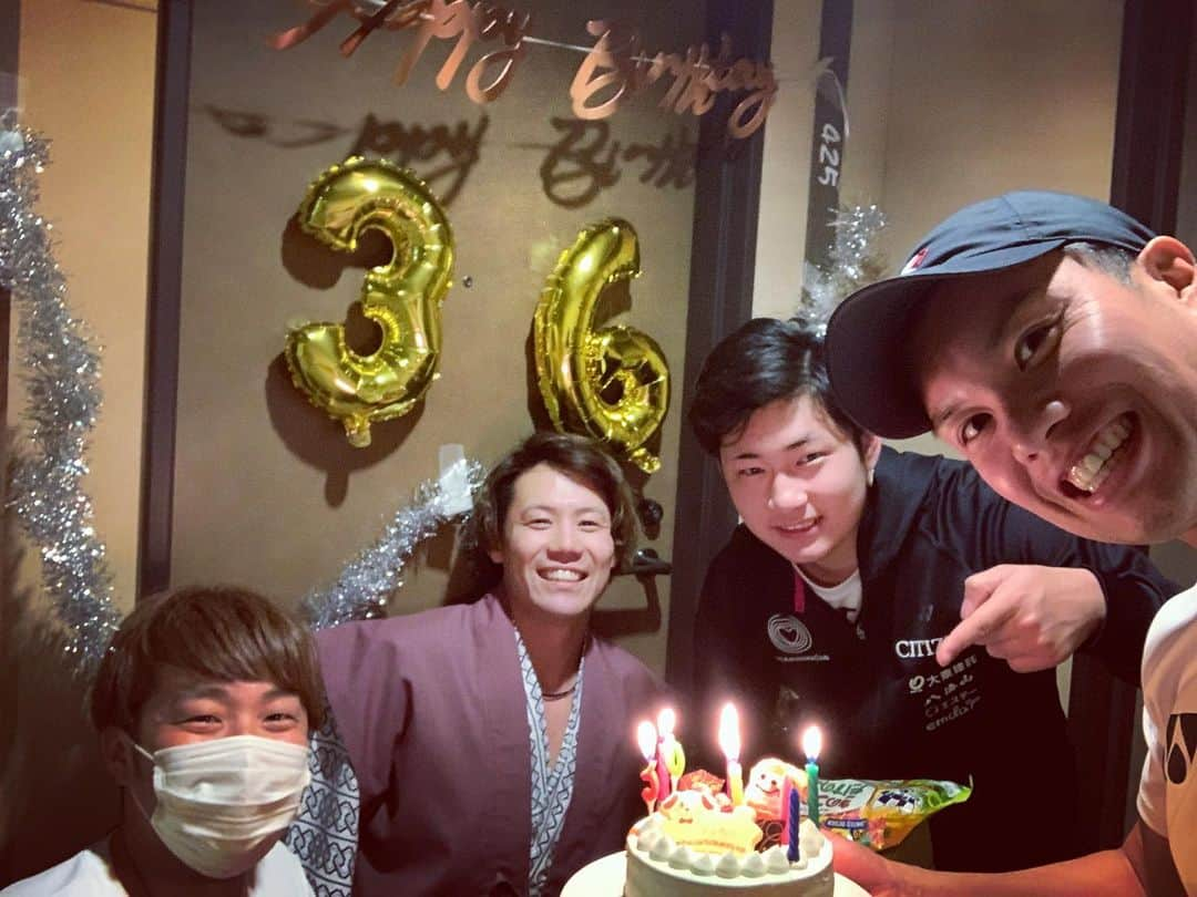 山口剛史のインスタグラム：「嬉しいサプライズ😂 チームメイトからもケーキが🎂 しかも部屋のドアに飾りも🚪 嬉しいシーズンです😆 ありがとう‼️ #カーリング #SC軽井沢クラブ #curling #party #36」