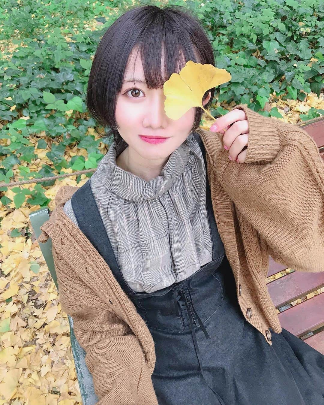 南茉莉花のインスタグラム：「秋🍂🍁🌾  好きな秋の食べ物教えて  #秋コーデ  #秋  #外苑前いちょう並木  #いちょう並木  #ショートカット」