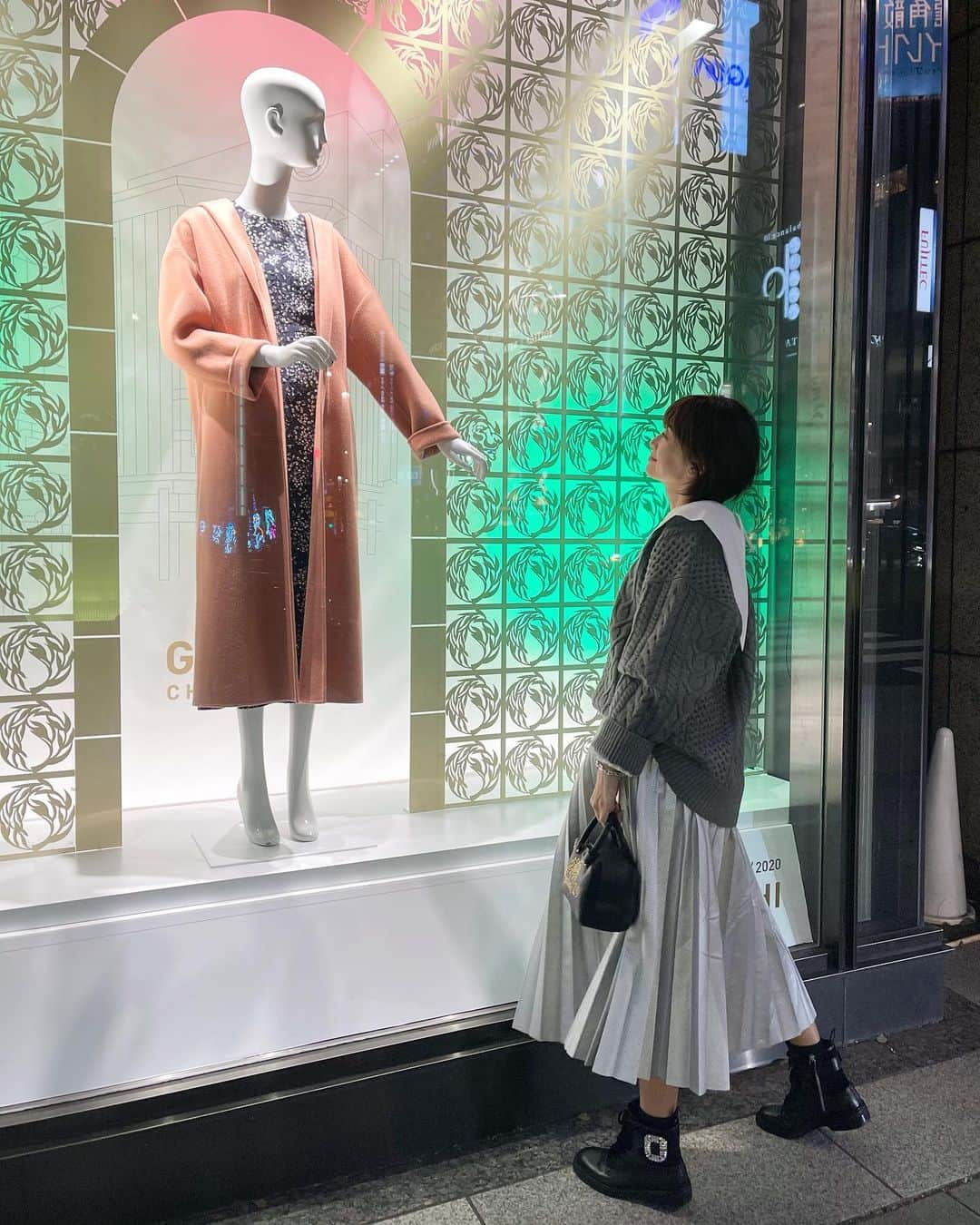 ヨンアさんのインスタグラム写真 - (ヨンアInstagram)「銀座MITSUKOSHIポップアップ一週間 ありがとうございました！沢山の方たちにお越しいただき本当に感謝しかありません😭🙏🏻一つ一つアイテムを大切に時間を掛けて作ってるので、沢山試着したり一緒にスタイリング考えたりする時間が一番自分には楽しい時間です！毎回ポップアップは勉強になります！店舗をいつかオープンして欲しいっといつも言ってくださってますが、子供が大きくなって毎日店頭に立つような時間が出来たら素敵な場所をつくりたいなと、夢を持ってます！それまでは　色んな場所で　皆さんと会える場所を　また　考えますね！毎回会いに来てくださるお客さん、そして初めて知ってくださったお客さん、後素敵にウィンドウを飾ってくださったMITSUKOSHIさん　ありがとうございました！ @coel_y  #popup#ginzamitsukoshi」11月24日 22時15分 - youn1029